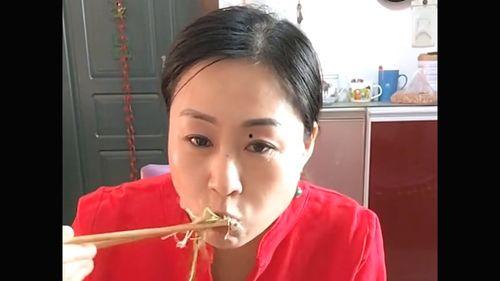 东北小黑姐吃瓜视频,揭秘娱乐圈幕后故事