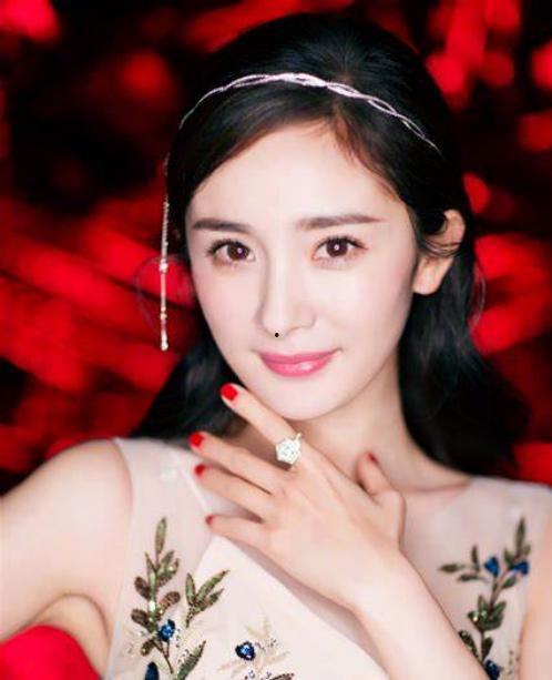 带发箍的女人吃瓜视频,太上镜了！