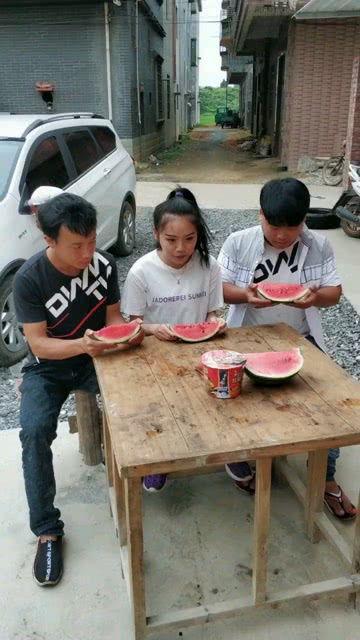 比赛吃瓜的搞笑视频,吃瓜群众解锁搞笑视频新境界