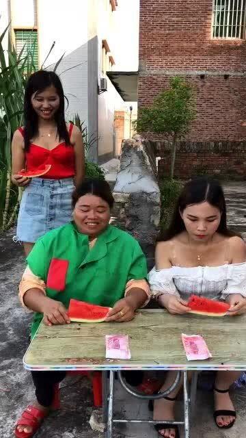 比赛吃瓜的搞笑视频,吃瓜群众解锁搞笑视频新境界