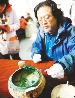 考古队吃瓜的视频,揭秘古墓中的神秘美食