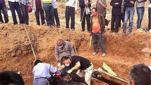 考古队吃瓜的视频,揭秘古墓中的神秘美食