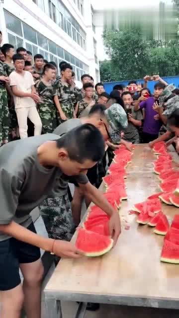 考古队吃瓜的视频,揭秘古墓中的神秘美食