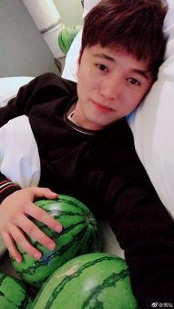 陪玩小雪吃瓜视频免费观看,带你领略娱乐新风尚