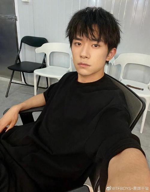 易烊千玺早期吃瓜视频,揭秘青涩少年成长轨迹