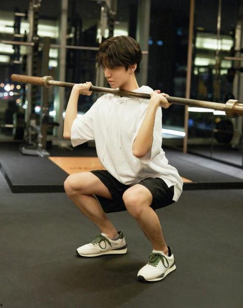 吃瓜视频健身男,展现肌肉魅力与生活态度