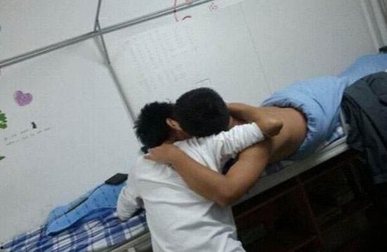 偷拍舍友吃瓜视频网站,隐私边界何在？